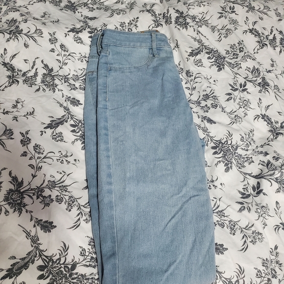 Light Wash High-Waisted Jeans - Picture 3 of 3
